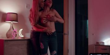 Bold milf Sarah Vandella mouth eagerly kisses stepdaughters pussy (Liv Wild)
