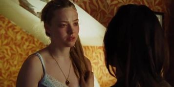 Megan Fox and Amanda Seyfried lesbian kiss in Jennifer's Body