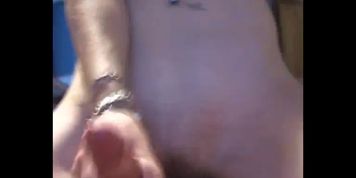 sie macht es ihm richtig gut mit der Hand bis er nicht mehr kann und spritzt auf sie ab