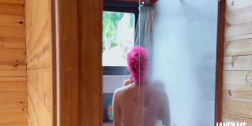 DUCHA CALIENTE! ? &iquest;me metes los deditos en la vagina mi amor? (Leah Gotti)