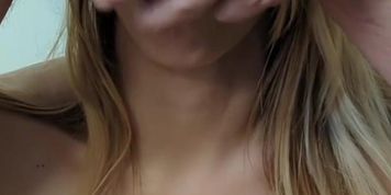 IN BOCCA E IN FIGA, quanto le piace prendere IL CAZZO - SBORRO SU MIELE BLANCO Amateur Italiano