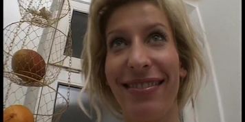 Junge Mutter ist willig