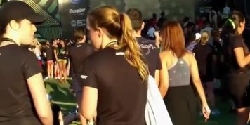 big ass blonde in leggings at concert