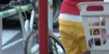 Candid ass of nursing mother in the city is shot