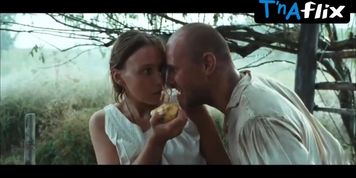 Darya Ekamasova Sexy Scene  in Zhila-Byla Odna Baba