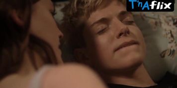 Mae Martin Lesbian,  Butt Scene  in Feel Good