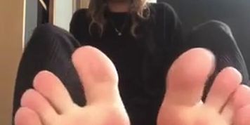 Teen abbie teases feet & soles