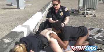 A bouncy big ass and a huge black shlong are fucking hard in public