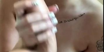De la masturbation toute seule dans le salon