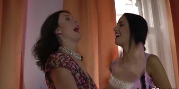 Fingered UK milf eating teens pussy (Kaylana Reese)