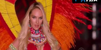 Candice Swanepoel Underwear Scene  in The Victoria'S Secret Fashion Show 2017