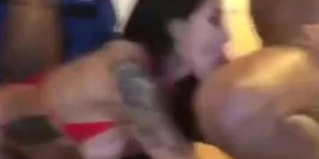 GOSTOSA LEVANDO PICA DE DOIS NEGROS