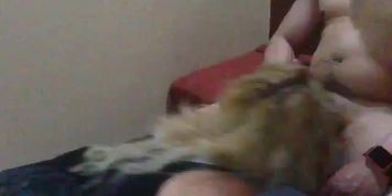 Hago que la mucama se trague toda mi verga