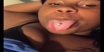 BIGO Live: Ebony girl plays with tongue pierce and flash a tit 