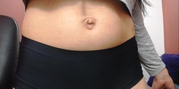 Ada shows unique swirly outie (Larissa Mendes)