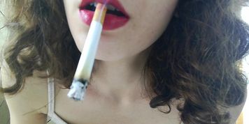 SPEED DANGLE CIGARETTE IN RED LIPS