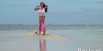 Ewa reveals her two breasts on the beach