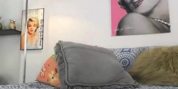 Sexy girl lives show big ass