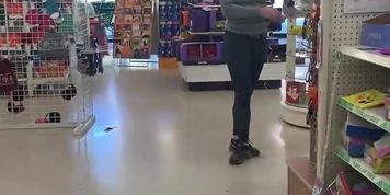 Bulge watching public cock swing