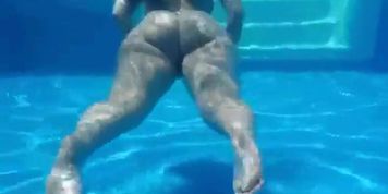 Curvy pawg strips and shakes her big booty underwater