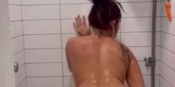 hannah papas shower