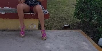 Universitaria venezolana se levanta la falda en el parque