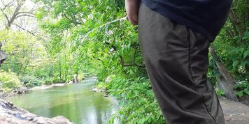 Mofo2121 peeing in the creek