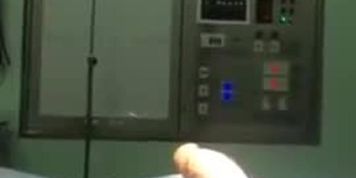 Enfermeira mastubando o paciente