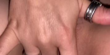 Masturbation chatte poilue en regardant vid&eacute;o de cul