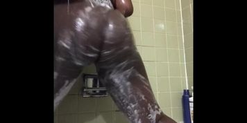 Ebony teen twerking her big booty in the shower
