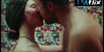 Sara Zinger Breasts,  Underwear Scene  in Effeuillage