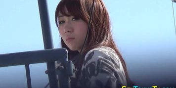 VOYEUR JAPAN TV - Japanese babes outside show off their pussies