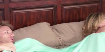Duerme con su madrastra y terminan follando