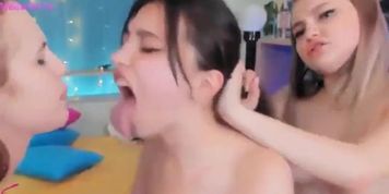 Threesome sloppy kissing