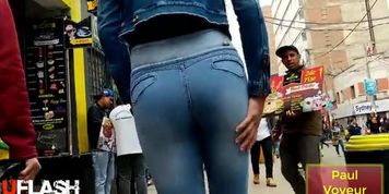 Linda Flaquita en jeans ajustados