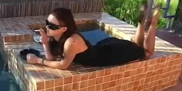 Lusty lady fingers her cunny