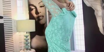 Mature in lingerie masturbates