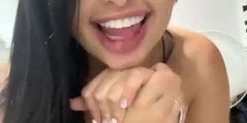 Tetona bailando en pollera - Live