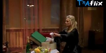 Olesya Sudzilovskaya Sexy Scene  in Musorshchik