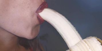 AMATORIALE ITALIANO - GIORGIA FA UN POMPINO ALLA BANANA