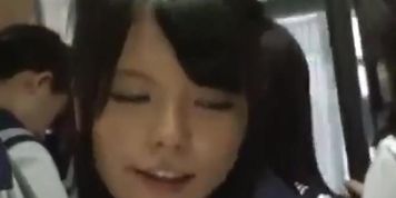 japonesa follando en el autobus