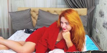 Ginger eurobabe enjoys filming on webcam