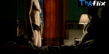 Clara Voda Breasts Scene  in Anochece En La India