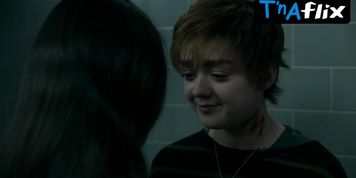 Maisie Williams Lesbian Scene  in The New Mutants