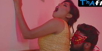 Sharanya Jit Kaur Bikini Scene  in Bibi Ho To Aisi