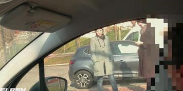 Car Flash Teen Gives Handjob