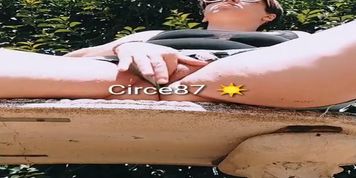 Pipi al parco pubblico su una panchina spycam