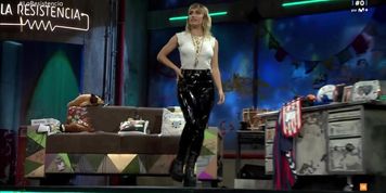 Lali Esp&oacute;sito, marcando pezones "La Resistencia" (Lali Esposito)