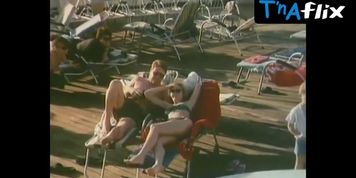 Ekaterina Zinchenko Bikini Scene  in Tretiy Ne Lishniy