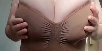 Flowerpetalxx22 milks huge boobs
